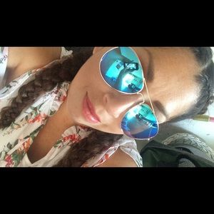 Meet your Posher, Corina